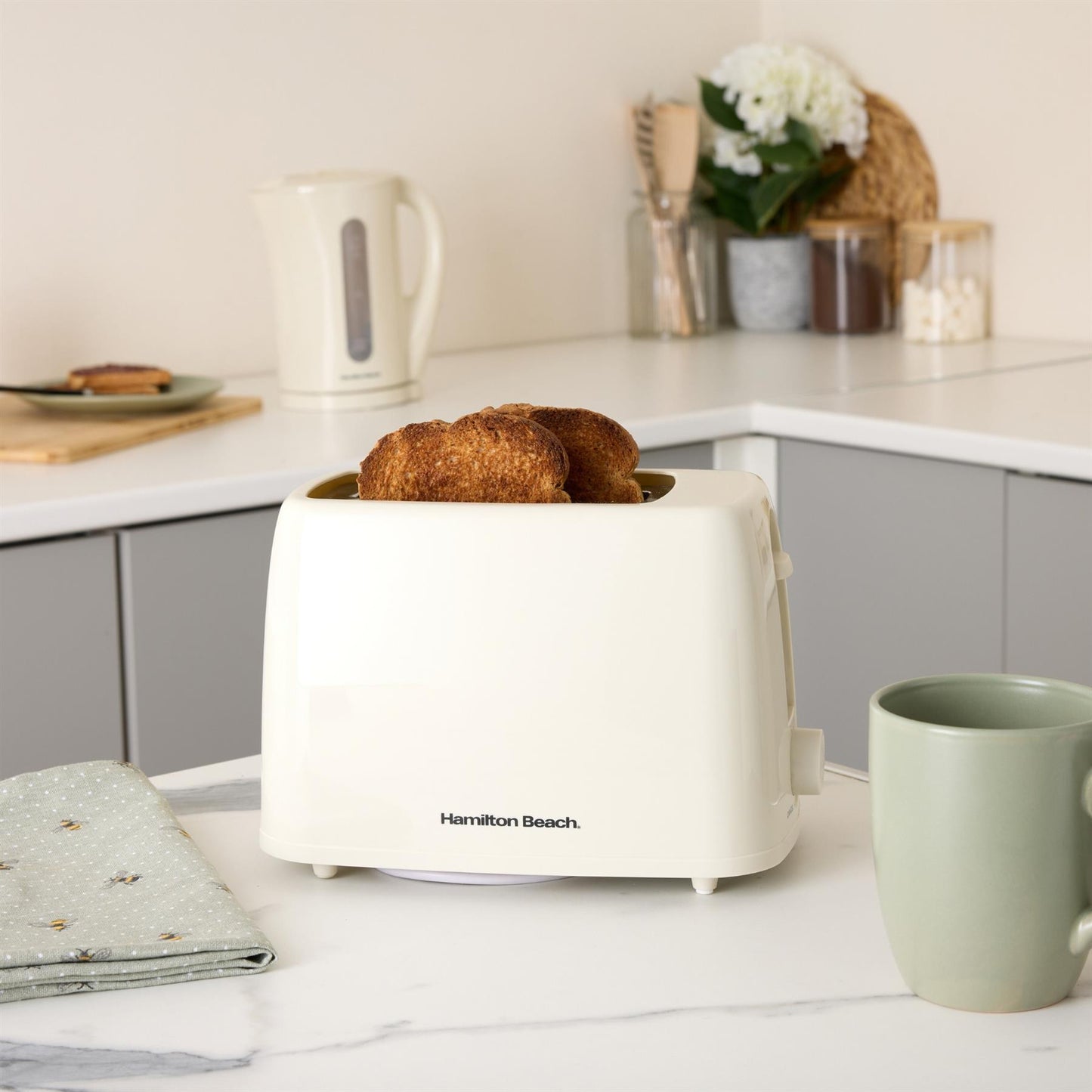 Hamilton Beach Essential Kettle & Toaster Set Cream